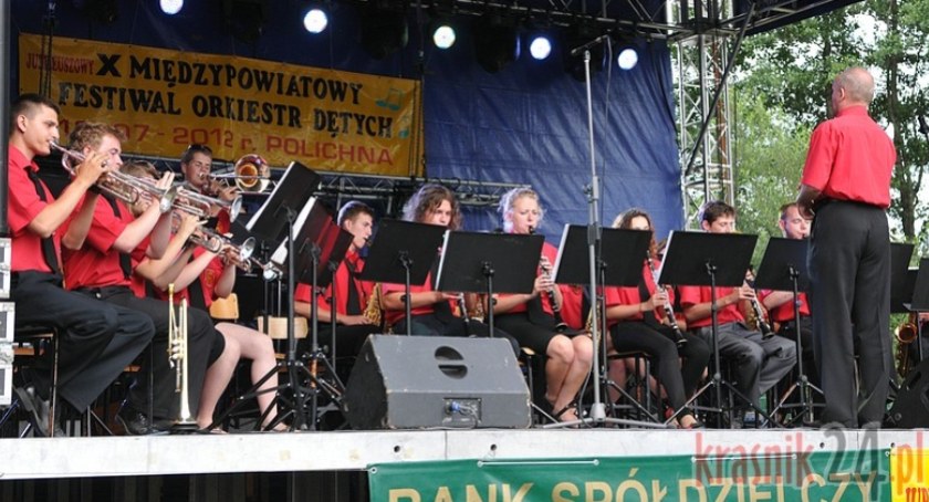 orkiestra dęta występ na scenie