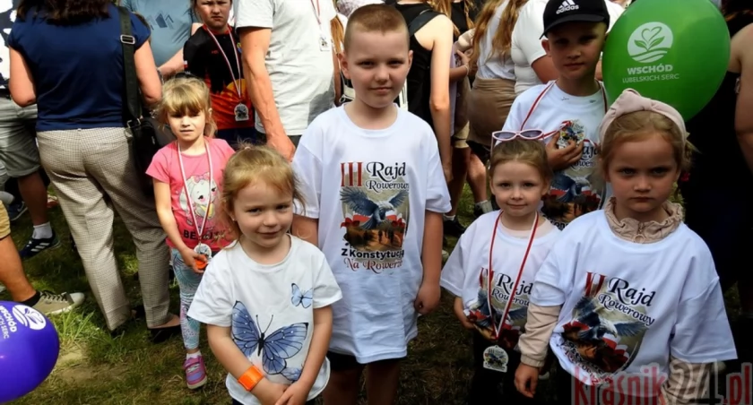 Najmłodsi uczestnicy rajdu z dumą pozowali ze swoimi medalami