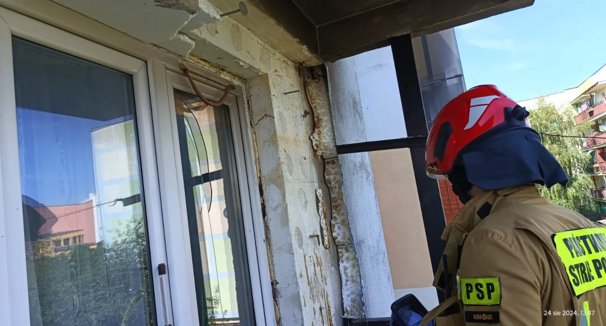 Kronika policyjna, Policjanci sąsiadami gasili balkon Uratowali przed dużym pożarem - zdjęcie, fotografia