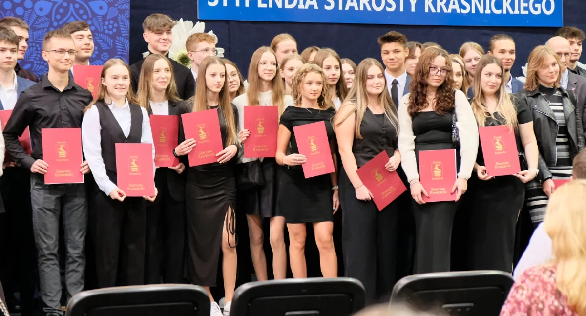 Szkoły średnie, Najlepsi otrzymali stypendia - zdjęcie, fotografia