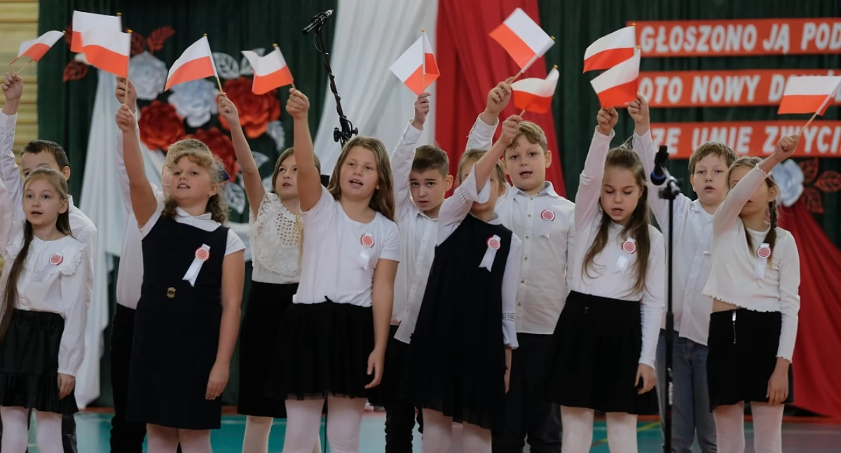 Szkoły podstawowe, Piątka jubileuszem nowym sztandarem - zdjęcie, fotografia