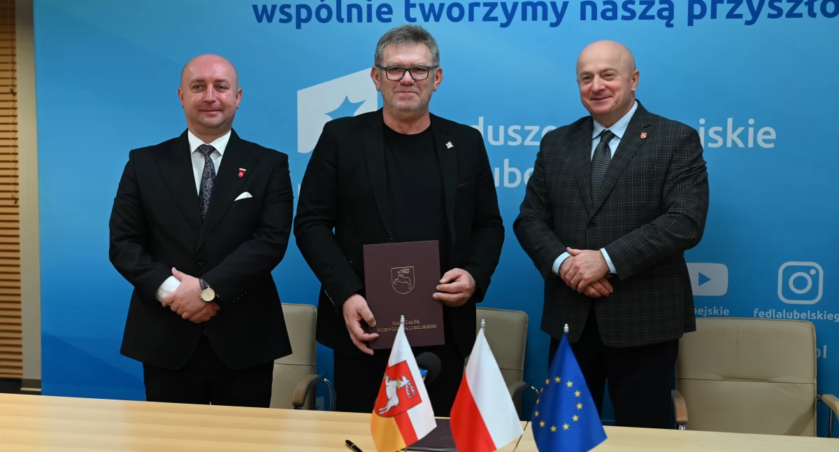 Umowę ze strony ZOZu podpisał wicedyrektor Piotr Krawiec.foto UMWL