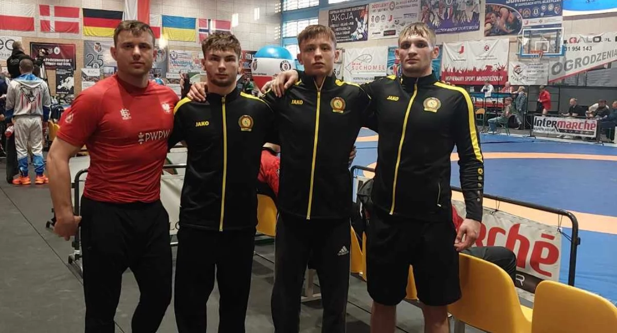Zapasy, Michalak podium stylu klasycznym - zdjęcie, fotografia