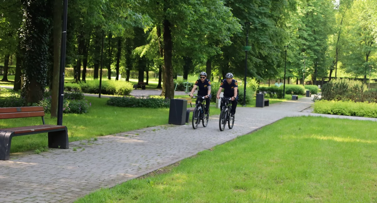 Straż Miejska, Strażnicy rowerach nowym samochodem - zdjęcie, fotografia