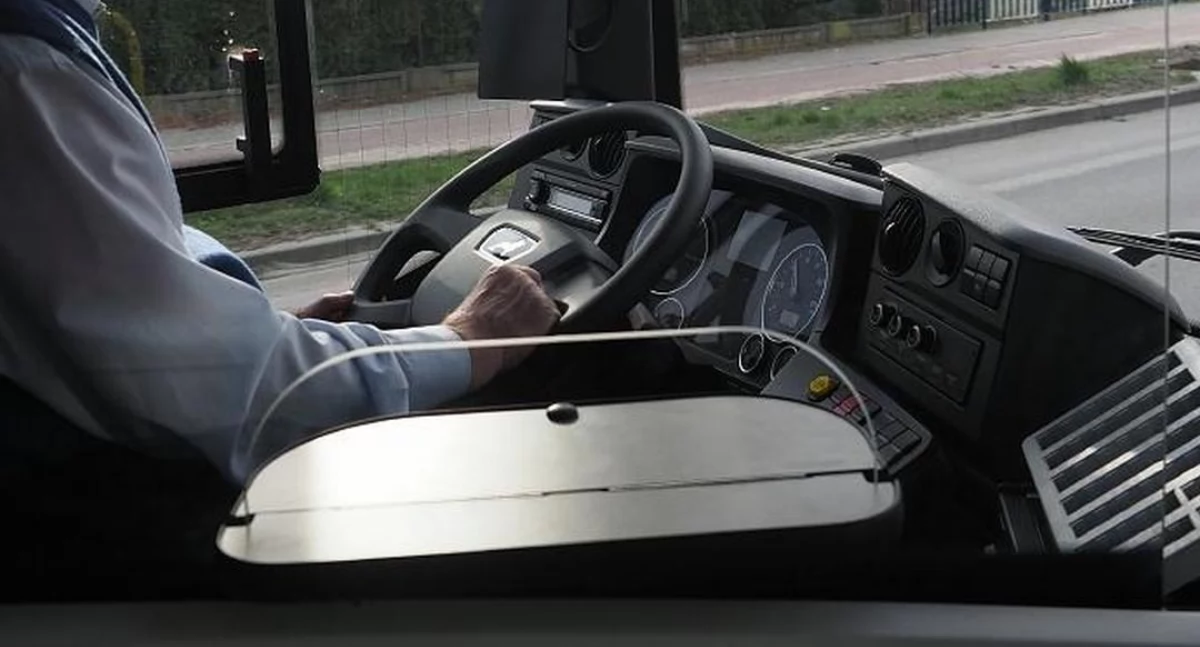 Kronika policyjna, nożem kierowcę autobusu - zdjęcie, fotografia