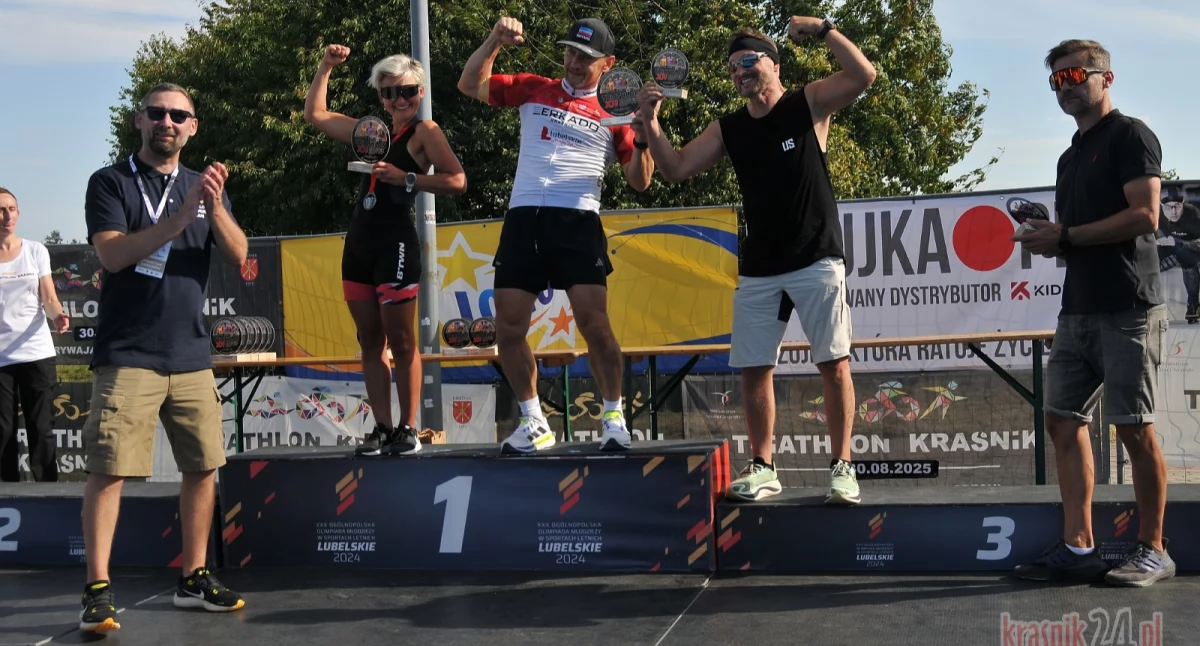Na zdjęciu kraśniczanie z dystansu sprinterskiego wraz z organizatorami 12. Triathlon Kraśnik