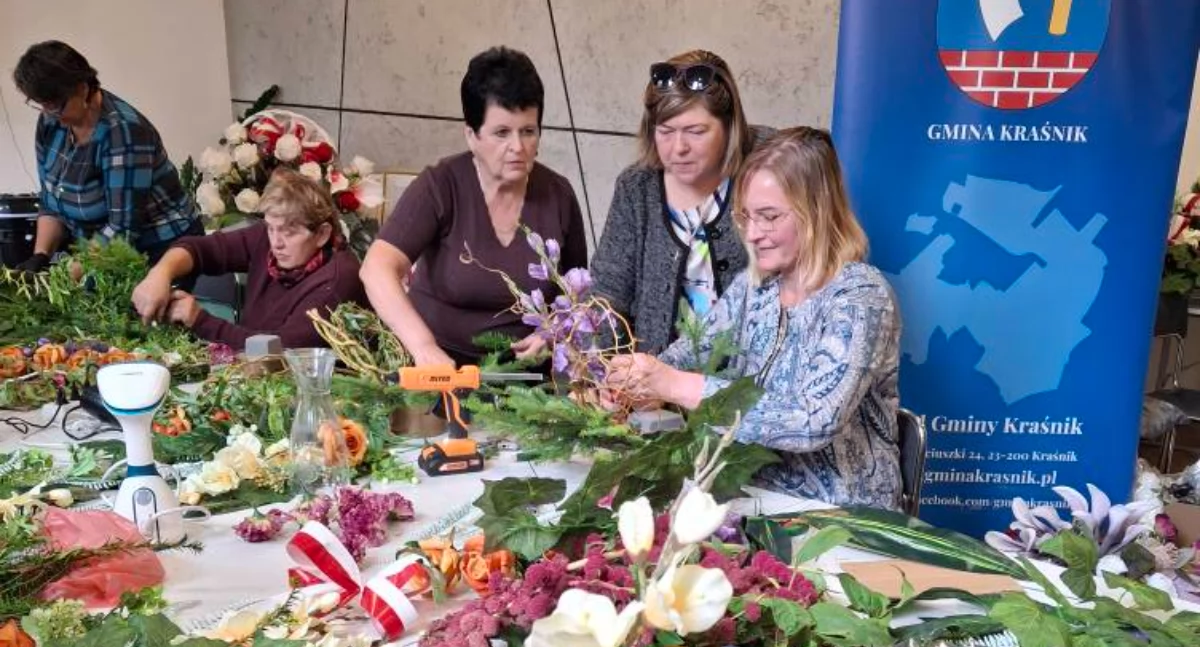 Kultura, Warsztaty florystyczne Gminie Kraśnik Stroiki trafią miejsca pamięci narodowej - zdjęcie, fotografia
