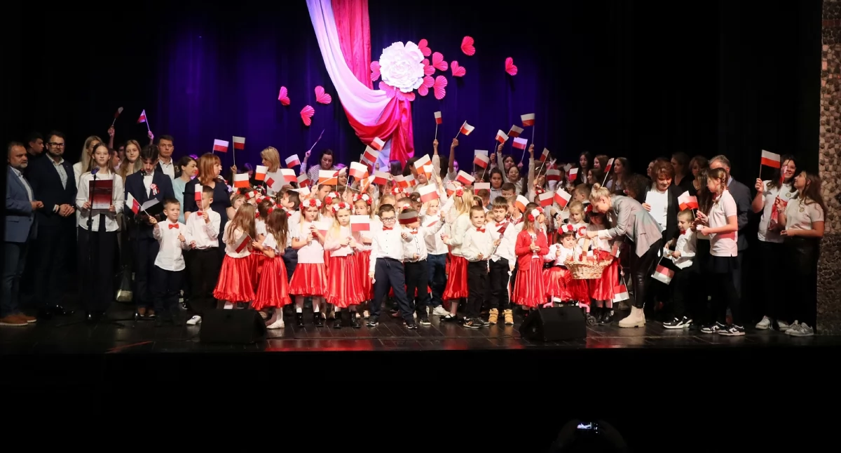 Wydarzenia, wykonawcy zaśpiewali Niepodległości - zdjęcie, fotografia