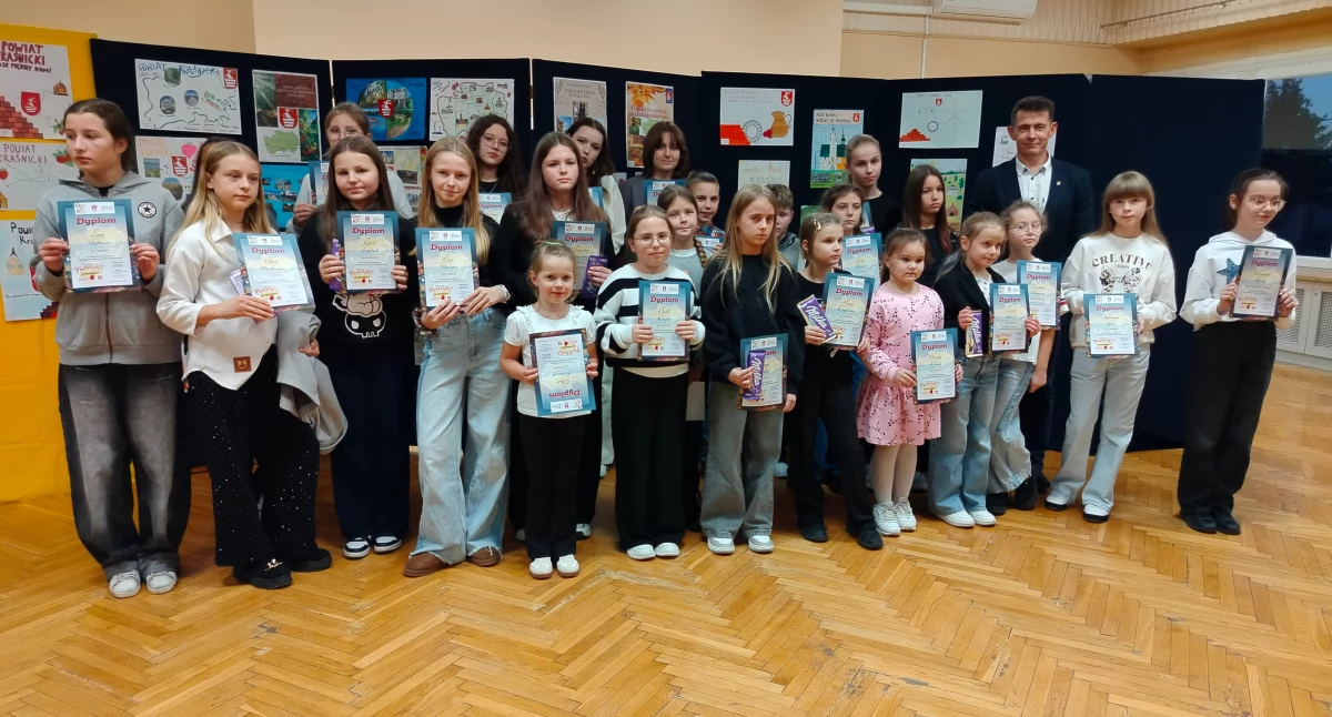 Konkursy, Kreatywni młodzi artyści nagrodzeni Konkurs Plastyczny Plakat Promujący Powiat Kraśnicki rozstrzygnięty - zdjęcie, fotografia