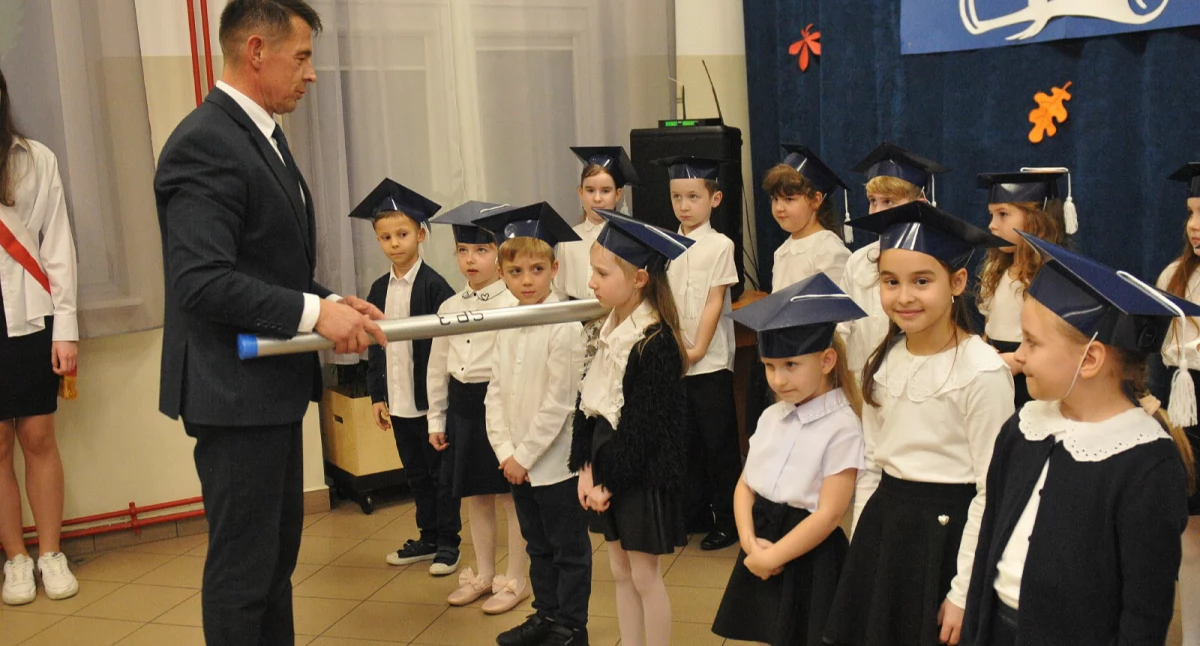 Szkoły podstawowe, Pierwszoklasiści oficjalnie dołączyli społeczności Szkoły Podstawowej - zdjęcie, fotografia