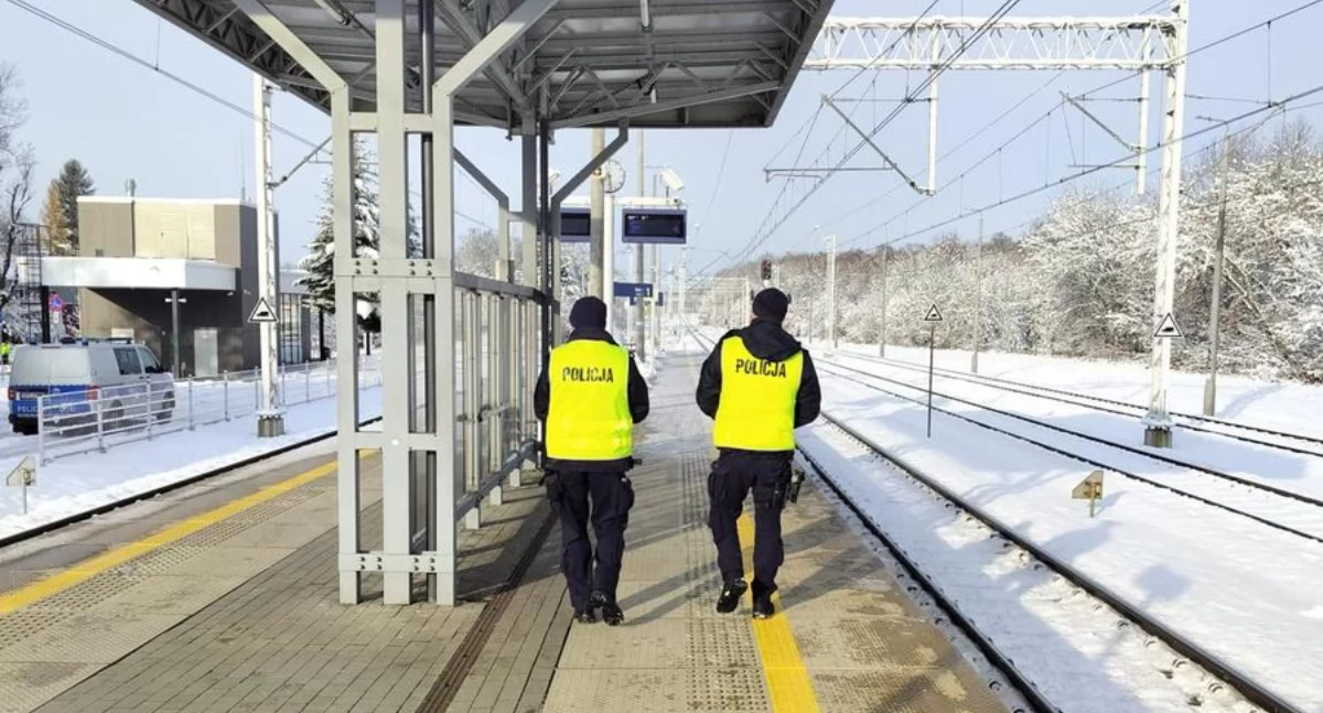 Policja, Więcej policjantów kolejowych obiektach - zdjęcie, fotografia