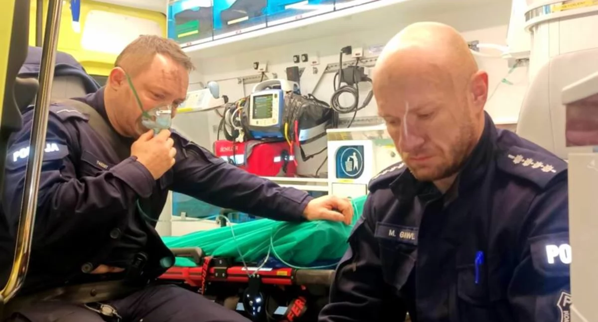 Policja, Wynieśli poparzonego mężczyznę płonącego budynku - zdjęcie, fotografia