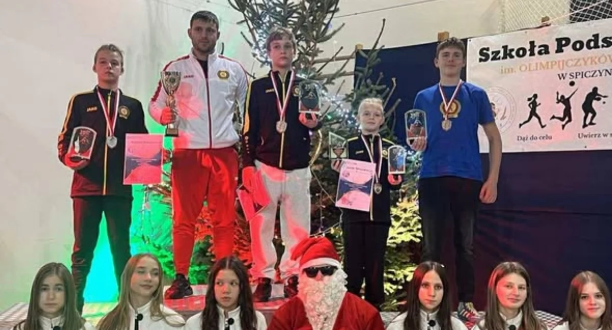 Na zdjęciu kraśniccy medaliści z zawodów w Spiczynie z trenerem Damianem Jakóbczykiem