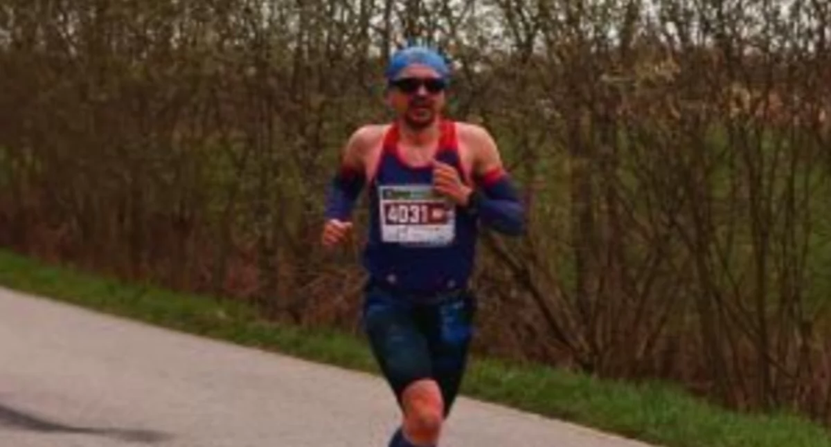 Biegi, PANAS Półmaraton Ślężański Zawodnik medalem kategorii - zdjęcie, fotografia