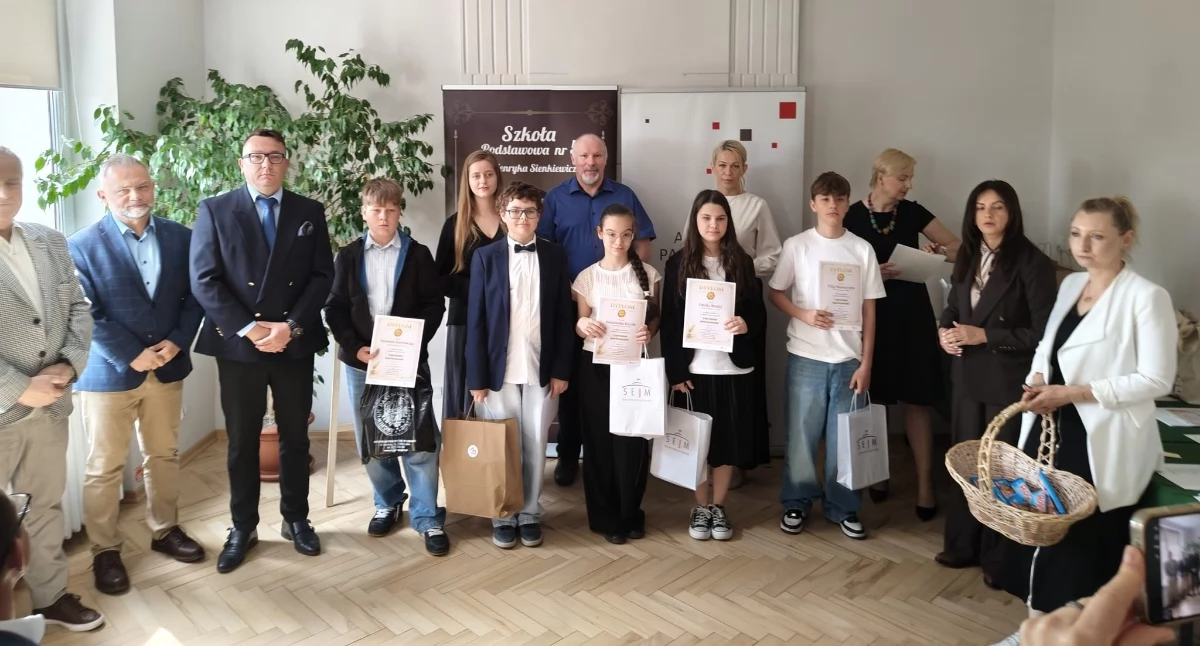 Szkoły podstawowe, Młodzież historię swojego miasta - zdjęcie, fotografia