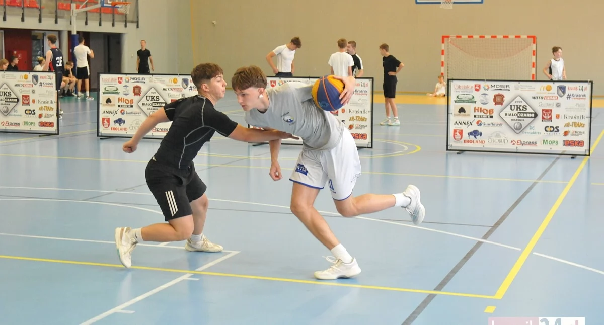 Koszykówka, Duża dynamika piękne rzuty efektowne bloki grała Kraśnicka Strefa Basketu - zdjęcie, fotografia