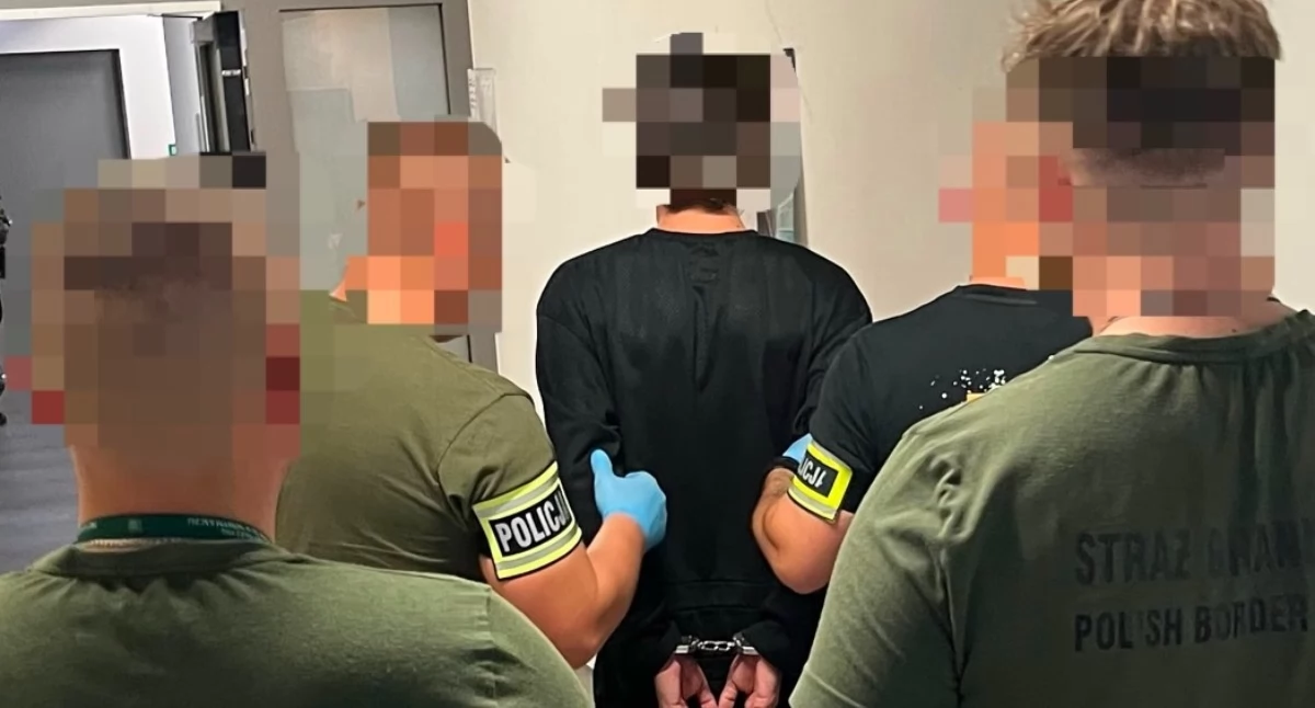 Kronika policyjna, Oszust policyjnej koszulce tyłu godło - zdjęcie, fotografia