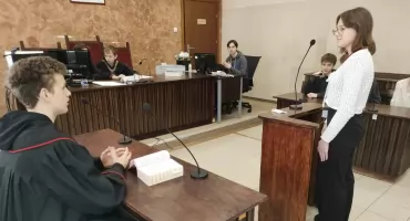 Uczniowie podglądają pracę kraśnickiego Sądu Rejonowego