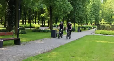 Strażnicy na rowerach...  i z nowym samochodem?