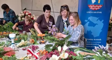 Warsztaty florystyczne w Gminie Kraśnik. Stroiki trafią na miejsca pamięci narodowej
