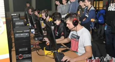 Trójka zaprasza na Mikołajkowy Turniej E-sportowy