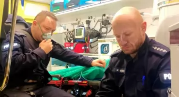 Wynieśli poparzonego mężczyznę z płonącego budynku