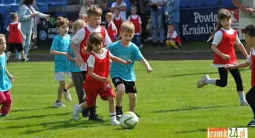 Ósmy raz na sportowo. Przedszkolaki opanowały boisko MOSiR Kraśnik