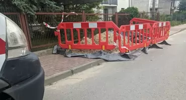 Ludzkie szczątki znalezione pod chodnikiem