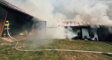 15 zastępów straży walczy z pożarem