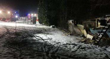 Dwaj strażnicy miejscy uratowali bezdomnego mężczyznę. Wyprowadzili go z płonącej altanki