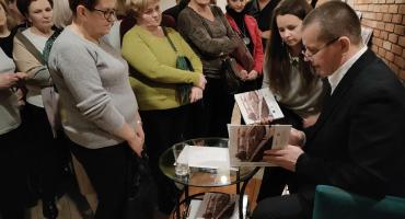 Karty historii annopolskiego rynku odkryte. Pełna sala na prezentacji nowej książki Wiesława Liwińskiego